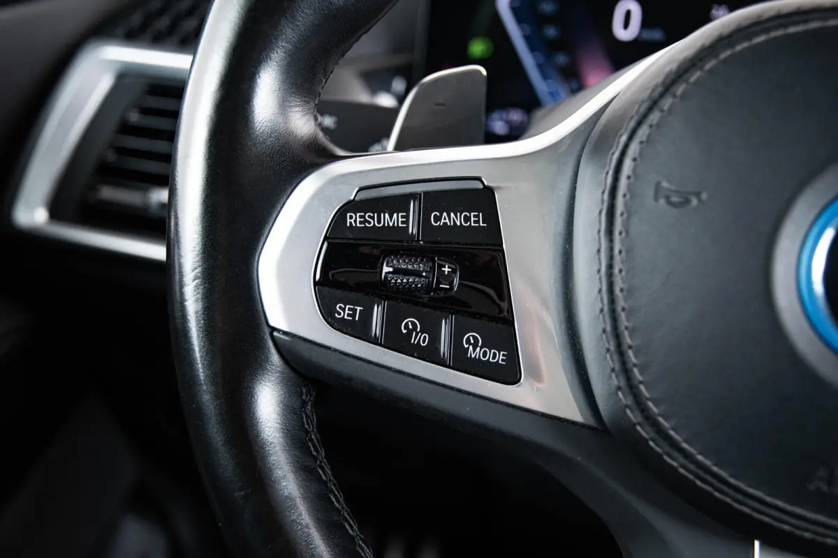 xDrive50e M Sport - Panoramadak - Driving/Parking Assistant Professional - Harman kardon - Comfort Access - Warmte Comfort Pack - Comfortstoelen - Getinte ruiten - zonneschermen - High Beam 