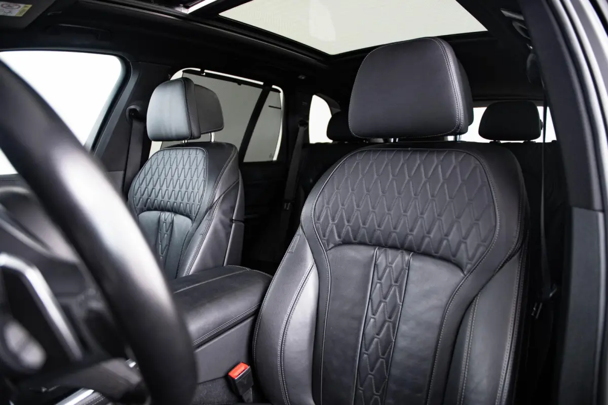 xDrive50e M Sport - Panoramadak - Driving/Parking Assistant Professional - Harman kardon - Comfort Access - Warmte Comfort Pack - Comfortstoelen - Getinte ruiten - zonneschermen - High Beam 