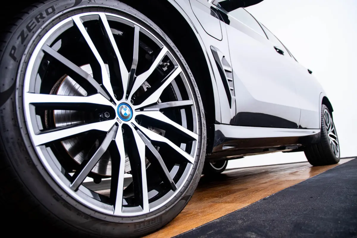 xDrive50e M Sport - Panoramadak - Driving/Parking Assistant Professional - Harman kardon - Comfort Access - Warmte Comfort Pack - Comfortstoelen - Getinte ruiten - zonneschermen - High Beam 