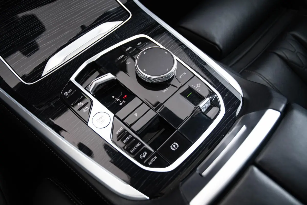 xDrive50e M Sport - Panoramadak - Driving/Parking Assistant Professional - Harman kardon - Comfort Access - Warmte Comfort Pack - Comfortstoelen - Getinte ruiten - zonneschermen - High Beam 