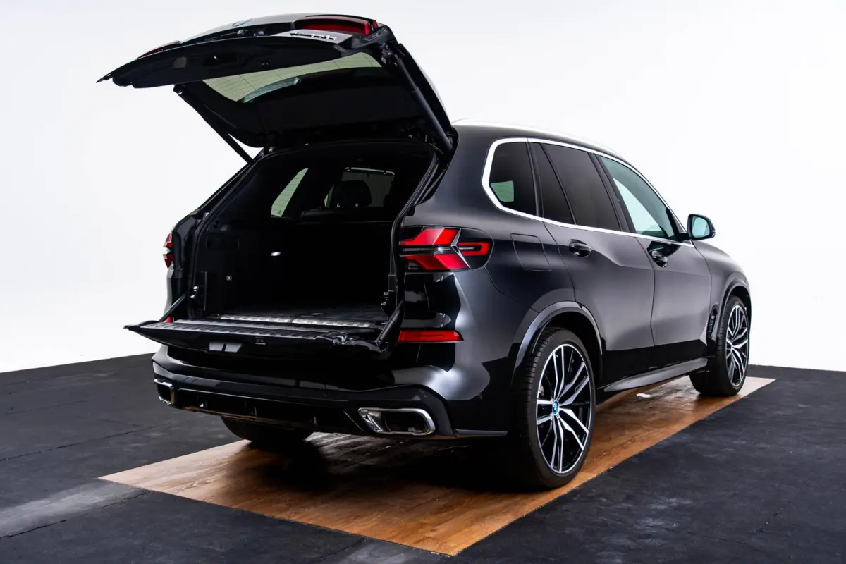 xDrive50e M Sport - Panoramadak - Driving/Parking Assistant Professional - Harman kardon - Comfort Access - Warmte Comfort Pack - Comfortstoelen - Getinte ruiten - zonneschermen - High Beam 