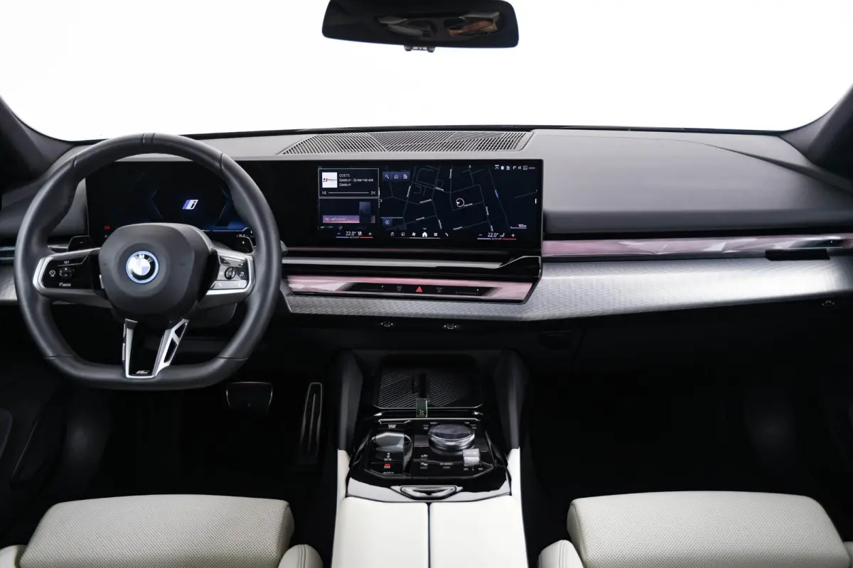 530e M-sport - Trekhaak - Harman Kardon - Driving Assistant Plus - Parking Assistant - 19 inch - Stuurwielverwarming - Stoelverwarming