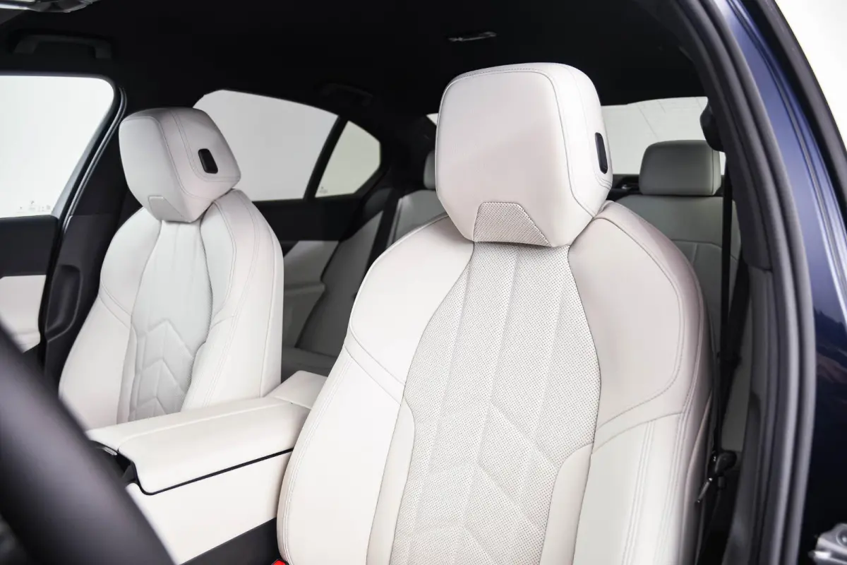 530e M-sport - Trekhaak - Harman Kardon - Driving Assistant Plus - Parking Assistant - 19 inch - Stuurwielverwarming - Stoelverwarming