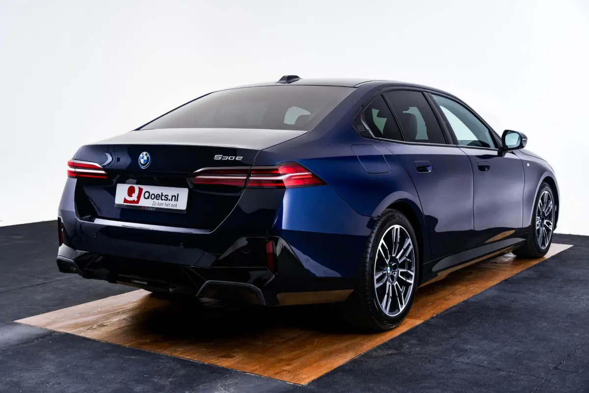 530e M-sport - Trekhaak - Harman Kardon - Driving Assistant Plus - Parking Assistant - 19 inch - Stuurwielverwarming - Stoelverwarming