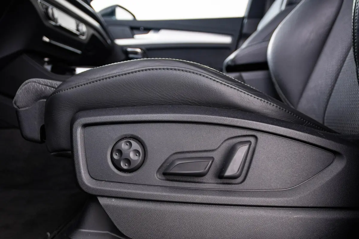 55 TFSI e S edition Adaptieve cruise control - Elektrisch verstelbare/verwarmde stoelen - Parkeerassistent - Assistentiepakket City/Parking - Sportstoelen - Achterbank plus - interieurvoorve