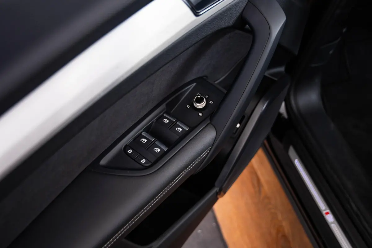 55 TFSI e S edition Adaptieve cruise control - Elektrisch verstelbare/verwarmde stoelen - Parkeerassistent - Assistentiepakket City/Parking - Sportstoelen - Achterbank plus - interieurvoorve
