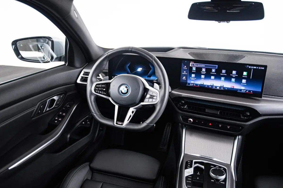 330e xDrive M Sport - Active Cruise Control - Getinte ruiten - Zonneschermen achter - Elektrisch verstelbare/verwarnbare voorstoelen - Parking Assistant Plus - Adaptieve LED koplampen -