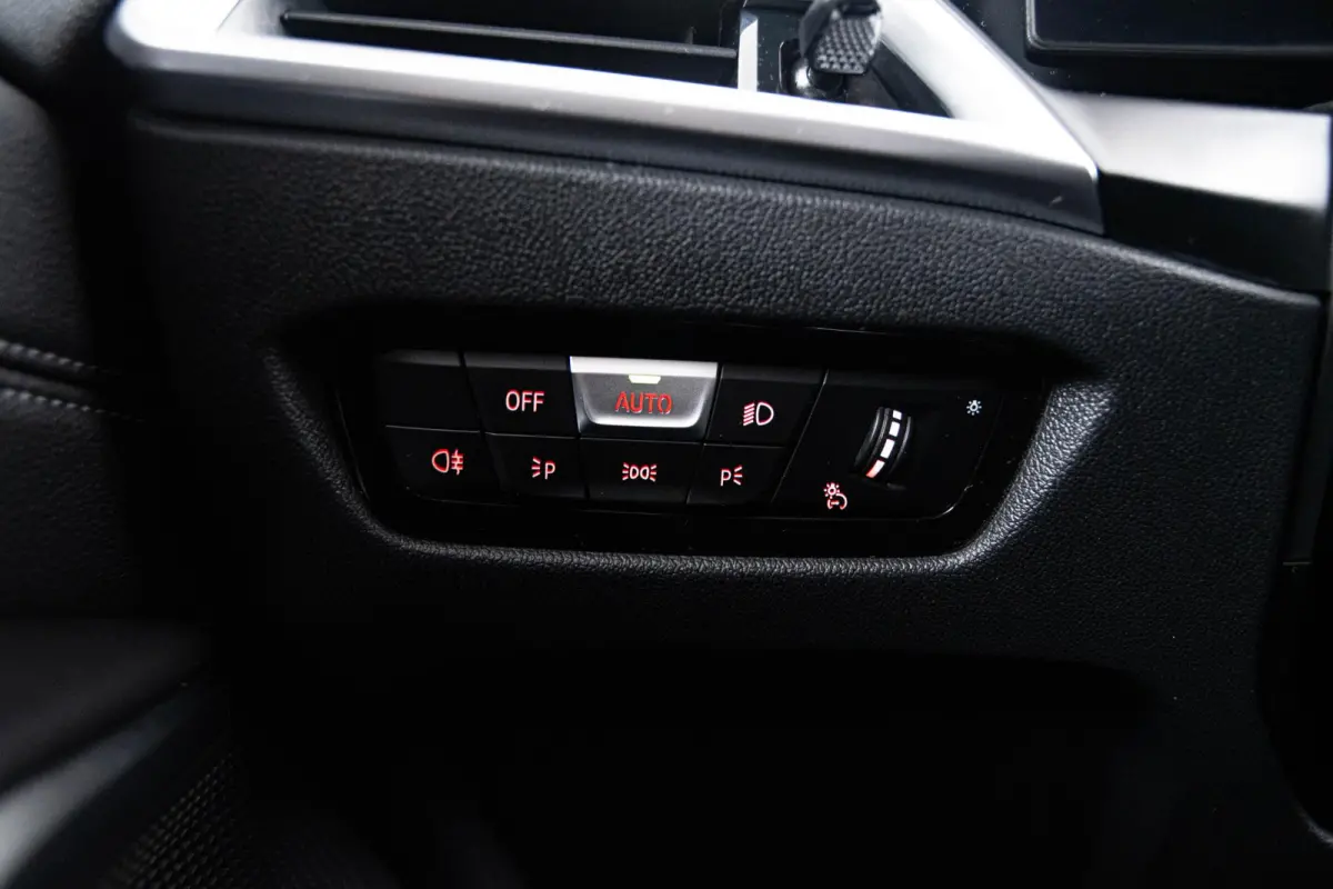 330e xDrive M Sport - Active Cruise Control - Getinte ruiten - Zonneschermen achter - Elektrisch verstelbare/verwarnbare voorstoelen - Parking Assistant Plus - Adaptieve LED koplampen -