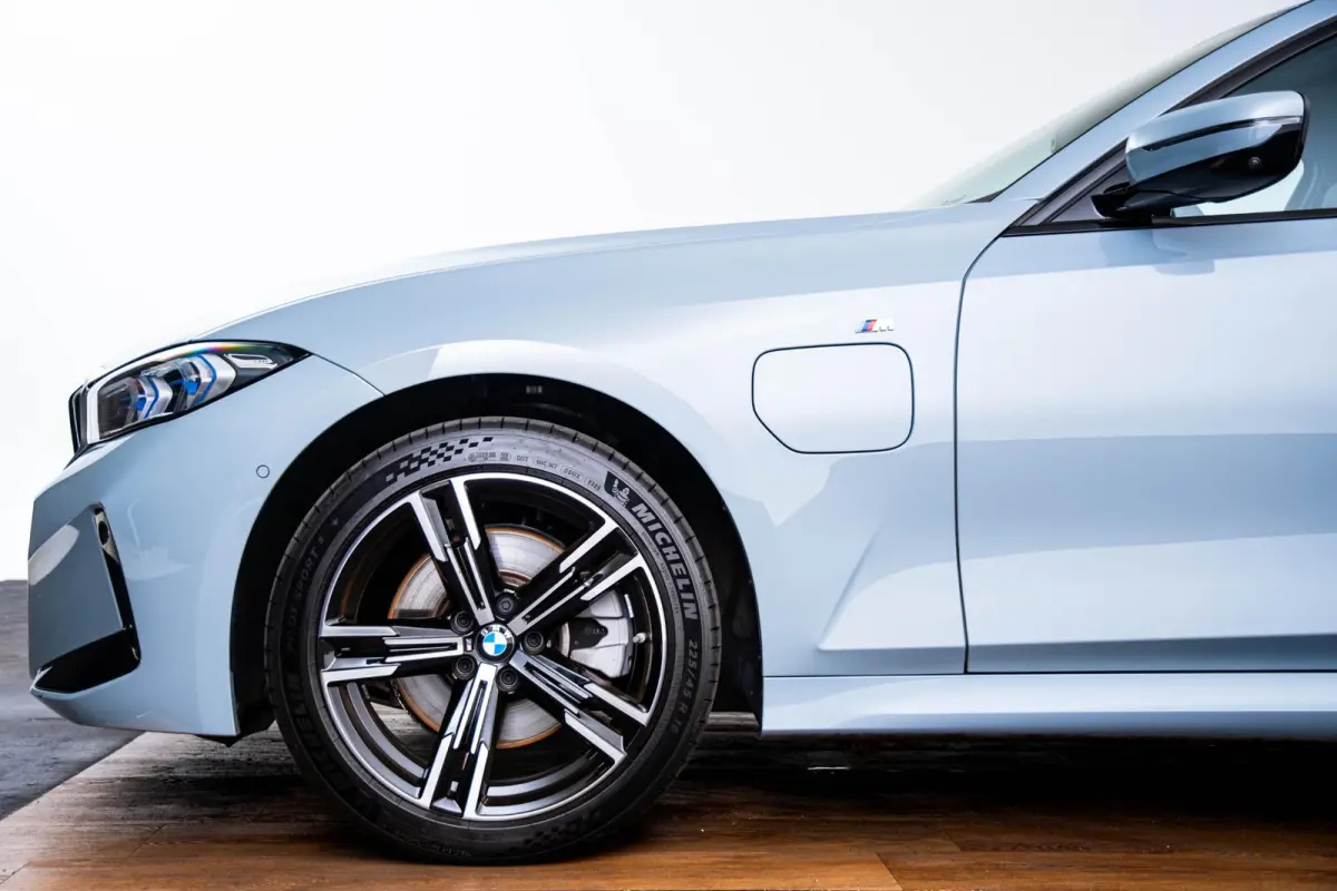 330e xDrive M Sport - Active Cruise Control - Getinte ruiten - Zonneschermen achter - Elektrisch verstelbare/verwarnbare voorstoelen - Parking Assistant Plus - Adaptieve LED koplampen -