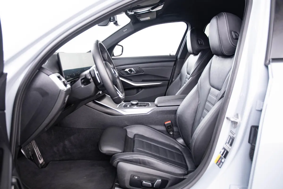 330e xDrive M Sport - Active Cruise Control - Getinte ruiten - Zonneschermen achter - Elektrisch verstelbare/verwarnbare voorstoelen - Parking Assistant Plus - Adaptieve LED koplampen -