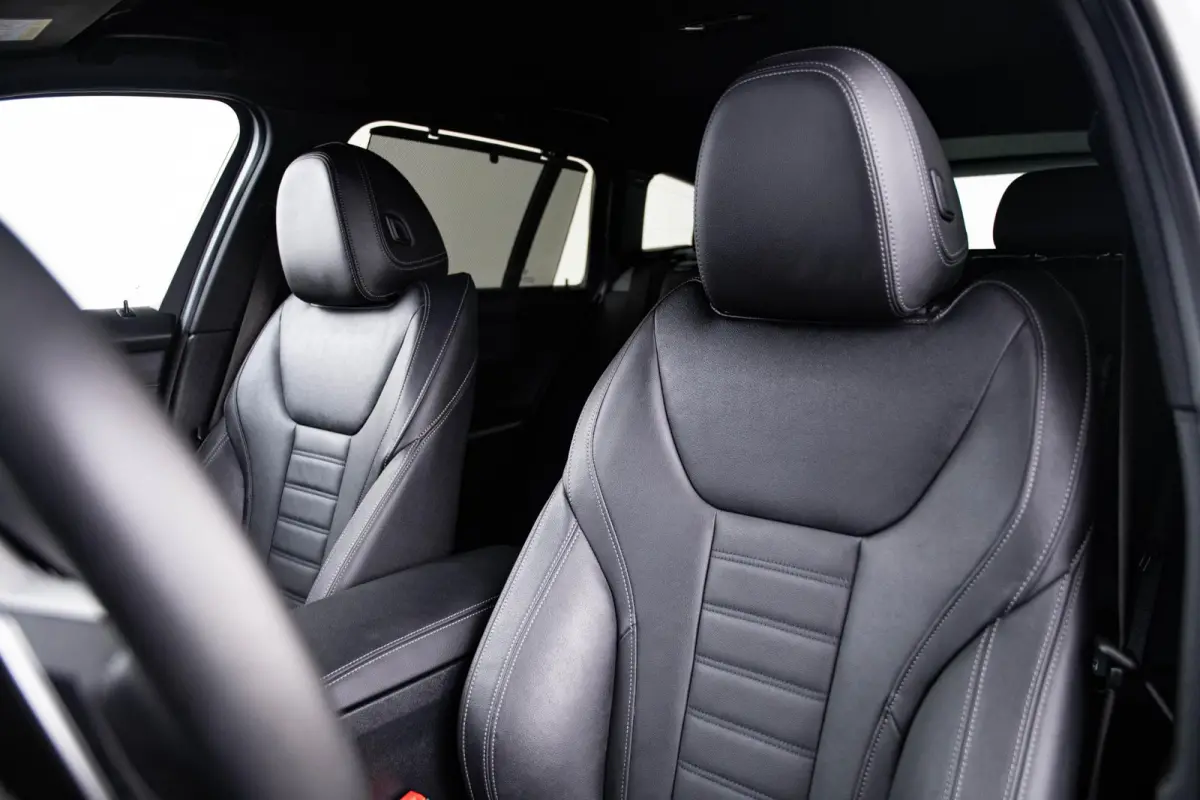 330e xDrive M Sport - Active Cruise Control - Getinte ruiten - Zonneschermen achter - Elektrisch verstelbare/verwarnbare voorstoelen - Parking Assistant Plus - Adaptieve LED koplampen -