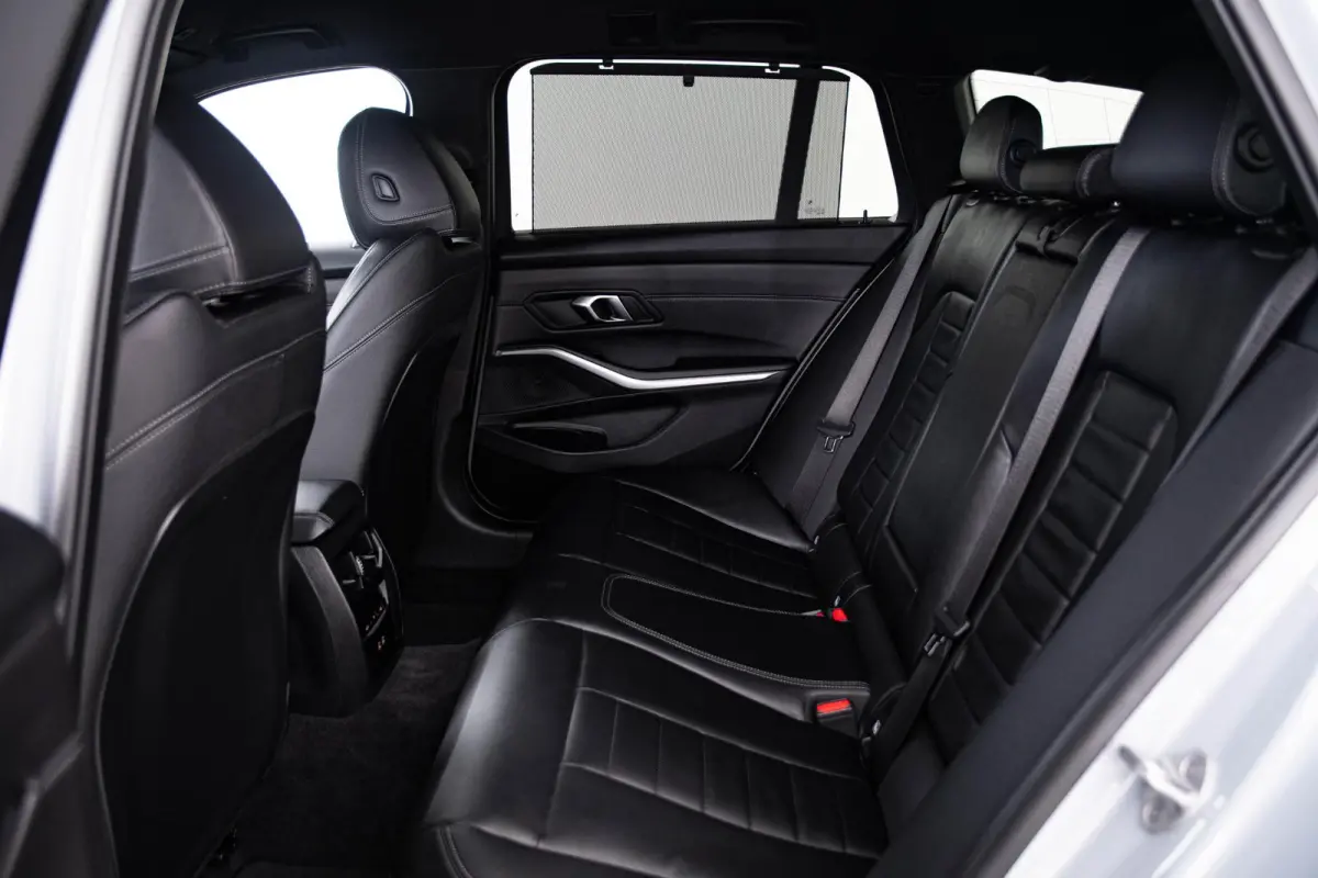 330e xDrive M Sport - Active Cruise Control - Getinte ruiten - Zonneschermen achter - Elektrisch verstelbare/verwarnbare voorstoelen - Parking Assistant Plus - Adaptieve LED koplampen -