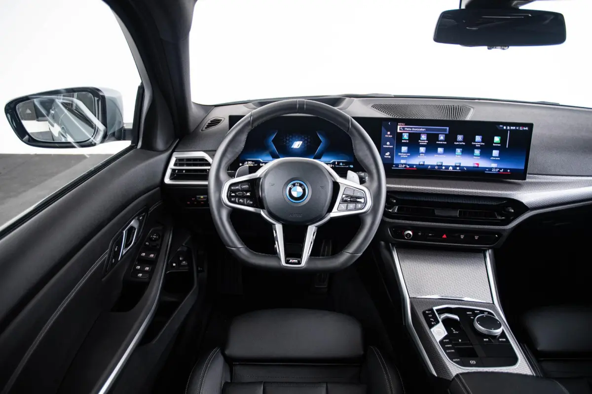 330e xDrive M Sport - Active Cruise Control - Getinte ruiten - Zonneschermen achter - Elektrisch verstelbare/verwarnbare voorstoelen - Parking Assistant Plus - Adaptieve LED koplampen -