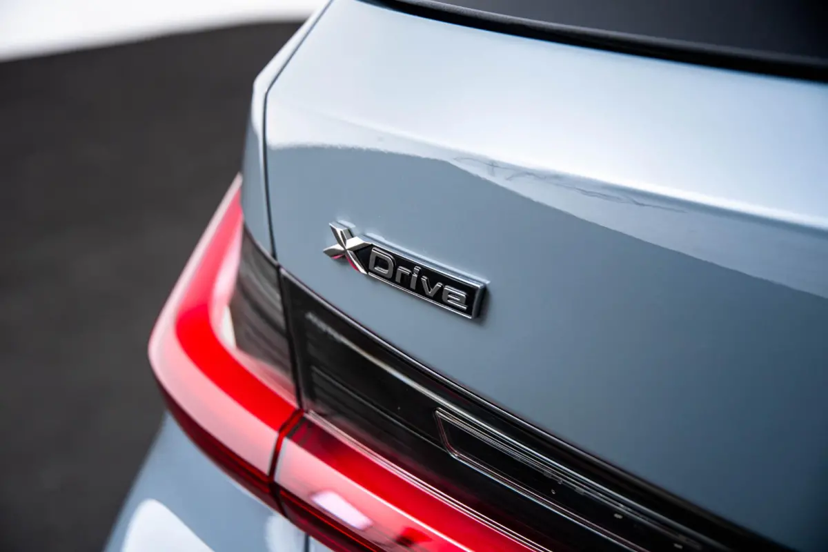 330e xDrive M Sport - Active Cruise Control - Getinte ruiten - Zonneschermen achter - Elektrisch verstelbare/verwarnbare voorstoelen - Parking Assistant Plus - Adaptieve LED koplampen -