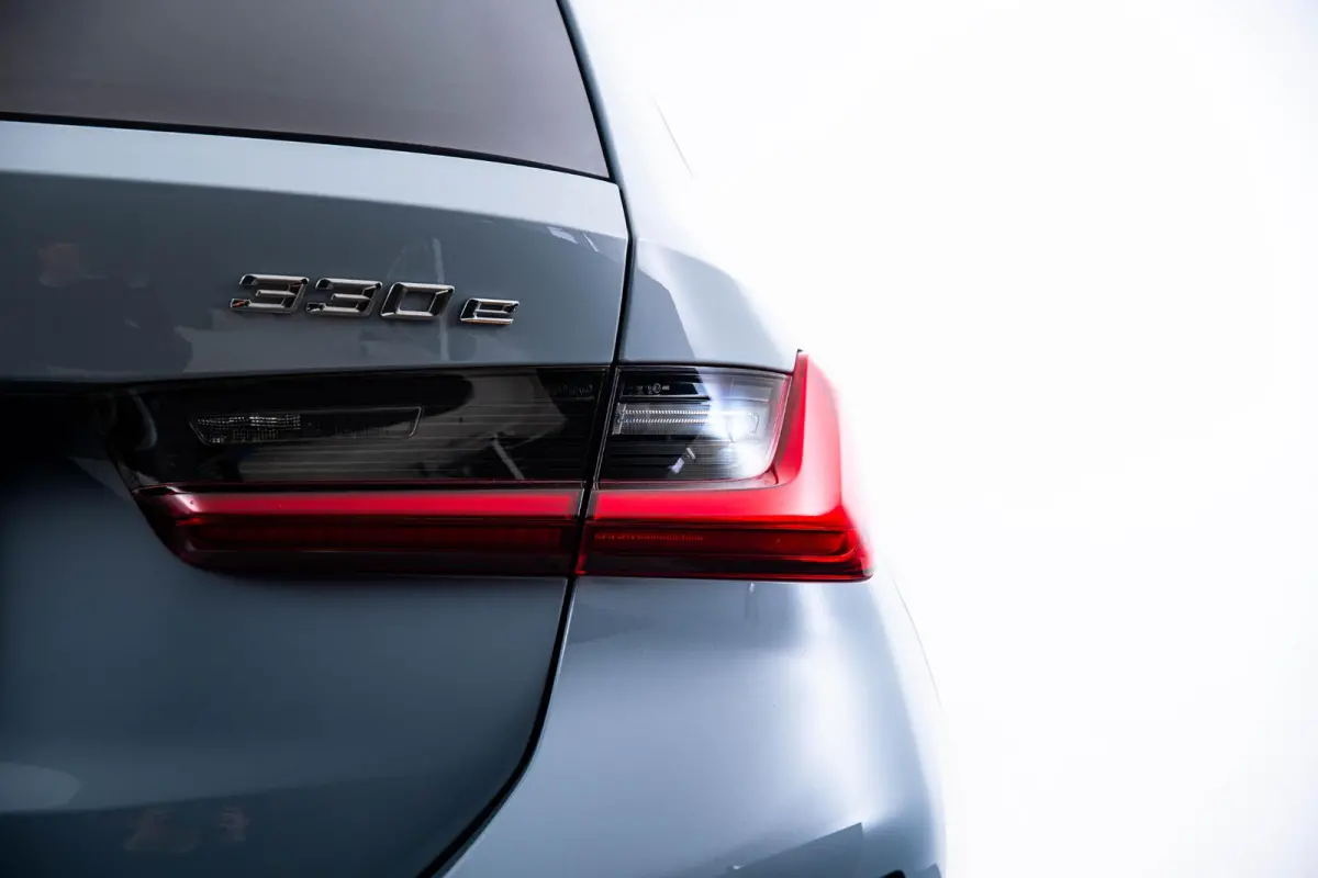 330e xDrive M Sport - Active Cruise Control - Getinte ruiten - Zonneschermen achter - Elektrisch verstelbare/verwarnbare voorstoelen - Parking Assistant Plus - Adaptieve LED koplampen -