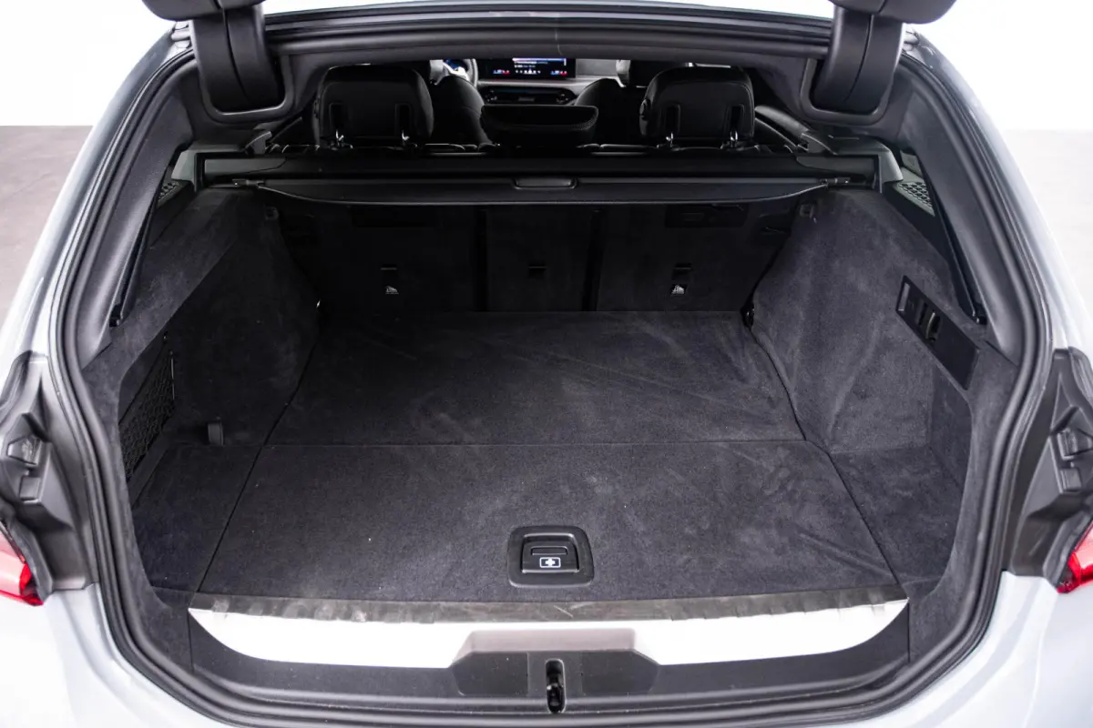 330e xDrive M Sport - Active Cruise Control - Getinte ruiten - Zonneschermen achter - Elektrisch verstelbare/verwarnbare voorstoelen - Parking Assistant Plus - Adaptieve LED koplampen -
