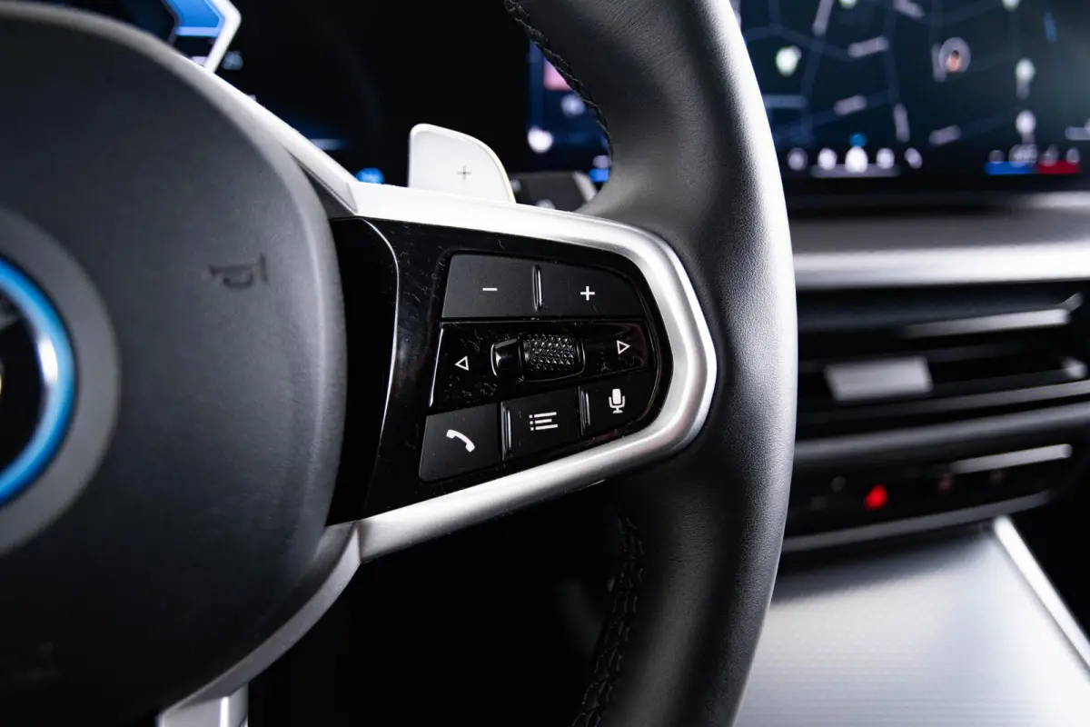 330e xDrive M Sport - Active Cruise Control - Getinte ruiten - Zonneschermen achter - Elektrisch verstelbare/verwarnbare voorstoelen - Parking Assistant Plus - Adaptieve LED koplampen -