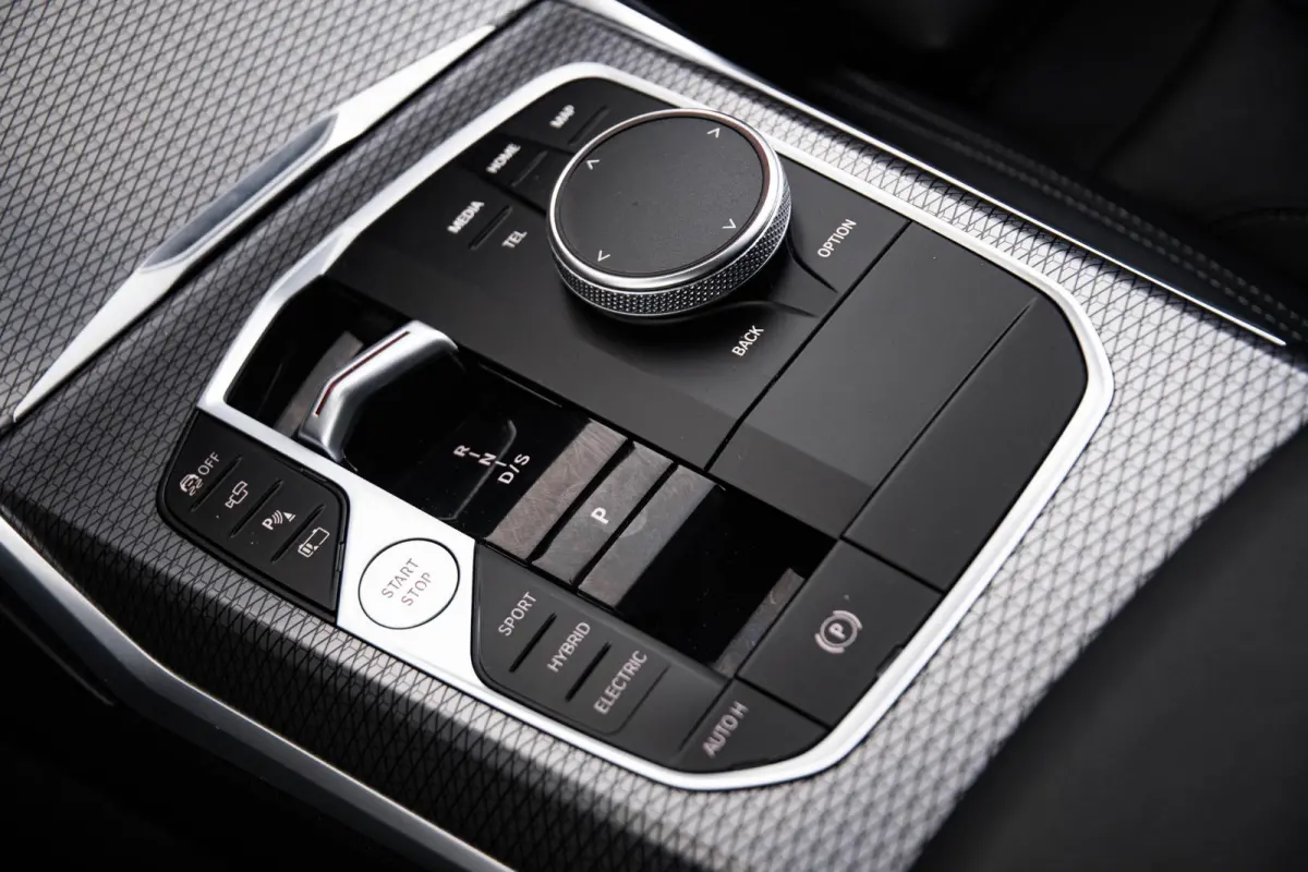 330e xDrive M Sport - Active Cruise Control - Getinte ruiten - Zonneschermen achter - Elektrisch verstelbare/verwarnbare voorstoelen - Parking Assistant Plus - Adaptieve LED koplampen -