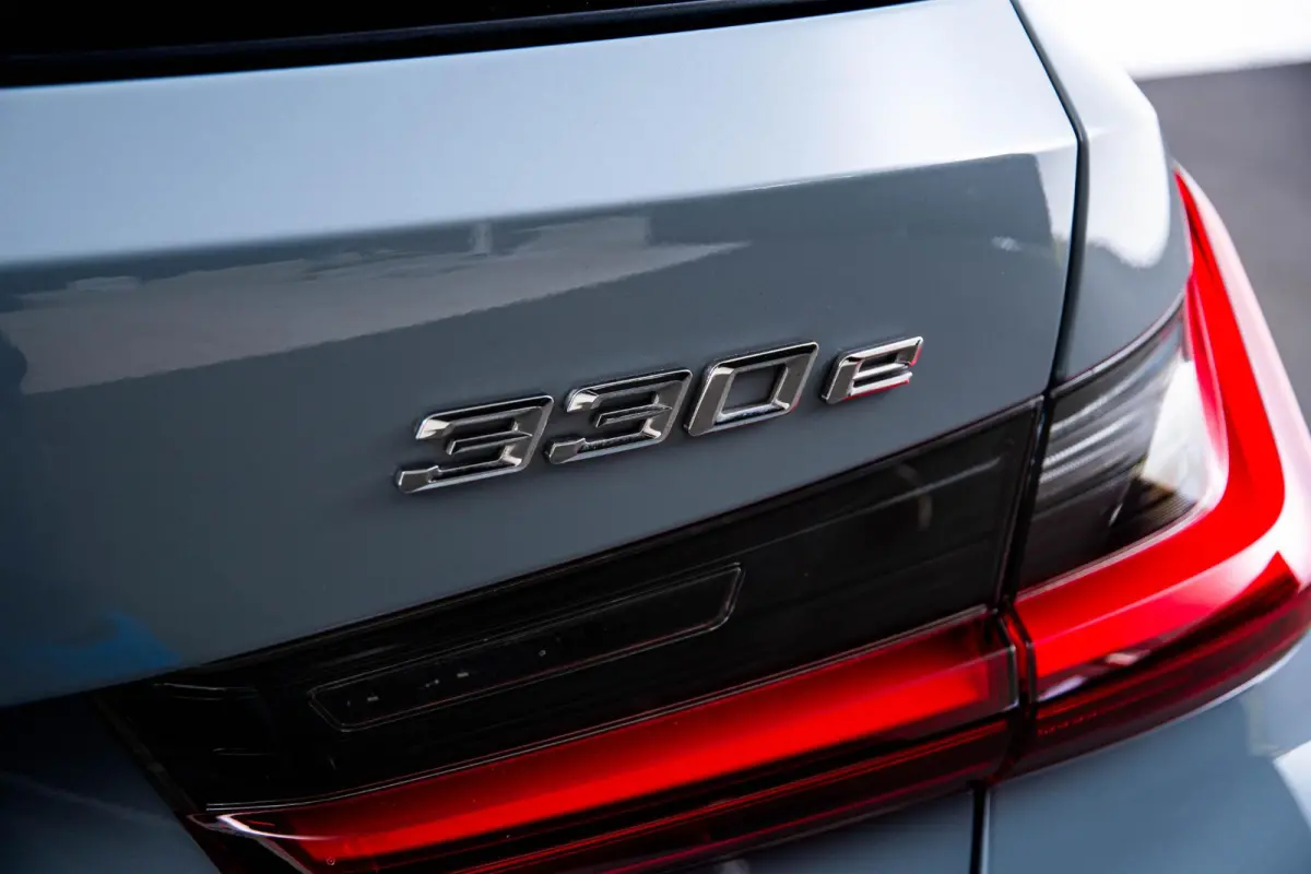 330e xDrive M Sport - Active Cruise Control - Getinte ruiten - Zonneschermen achter - Elektrisch verstelbare/verwarnbare voorstoelen - Parking Assistant Plus - Adaptieve LED koplampen -