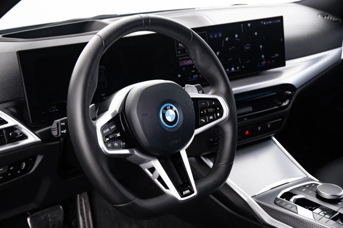 330e xDrive M Sport - Active Cruise Control - Getinte ruiten - Zonneschermen achter - Elektrisch verstelbare/verwarnbare voorstoelen - Parking Assistant Plus - Adaptieve LED koplampen -