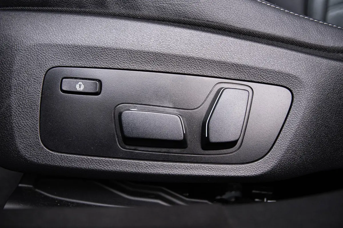 330e xDrive M Sport - Active Cruise Control - Getinte ruiten - Zonneschermen achter - Elektrisch verstelbare/verwarnbare voorstoelen - Parking Assistant Plus - Adaptieve LED koplampen -