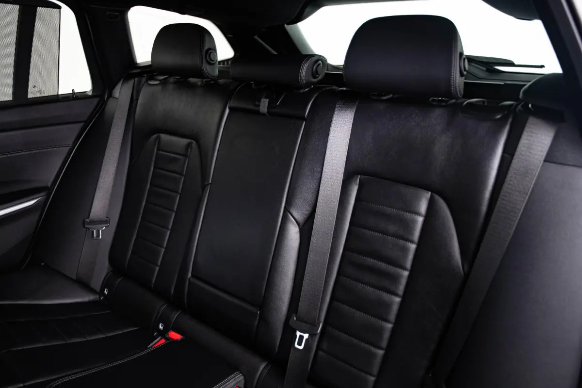 330e xDrive M Sport - Active Cruise Control - Getinte ruiten - Zonneschermen achter - Elektrisch verstelbare/verwarnbare voorstoelen - Parking Assistant Plus - Adaptieve LED koplampen -