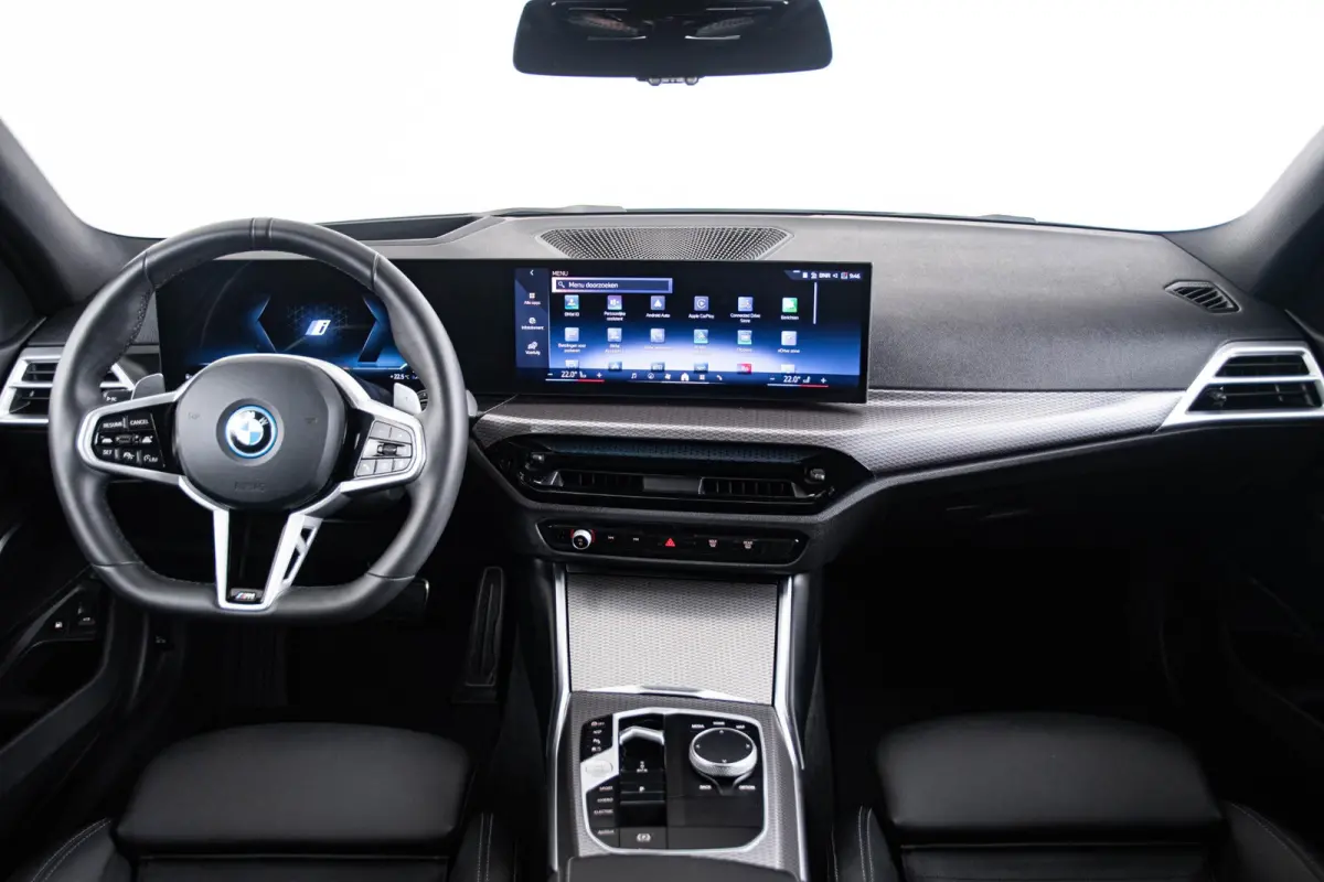 330e xDrive M Sport - Active Cruise Control - Getinte ruiten - Zonneschermen achter - Elektrisch verstelbare/verwarnbare voorstoelen - Parking Assistant Plus - Adaptieve LED koplampen -