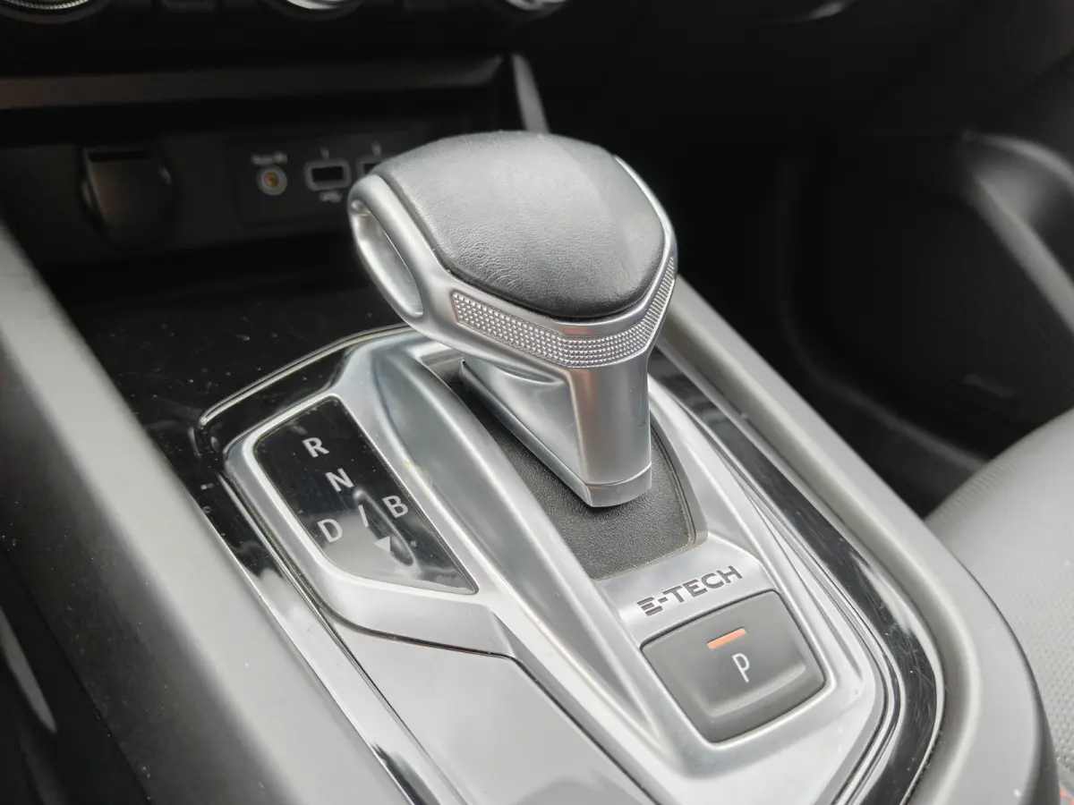 1.6 E-Tech Hybrid 145 R.S. Line / Trekhaak / Carplay / Keyless / Bose / Camera / Verw. V. stoelen & stuur / Leder / LED /