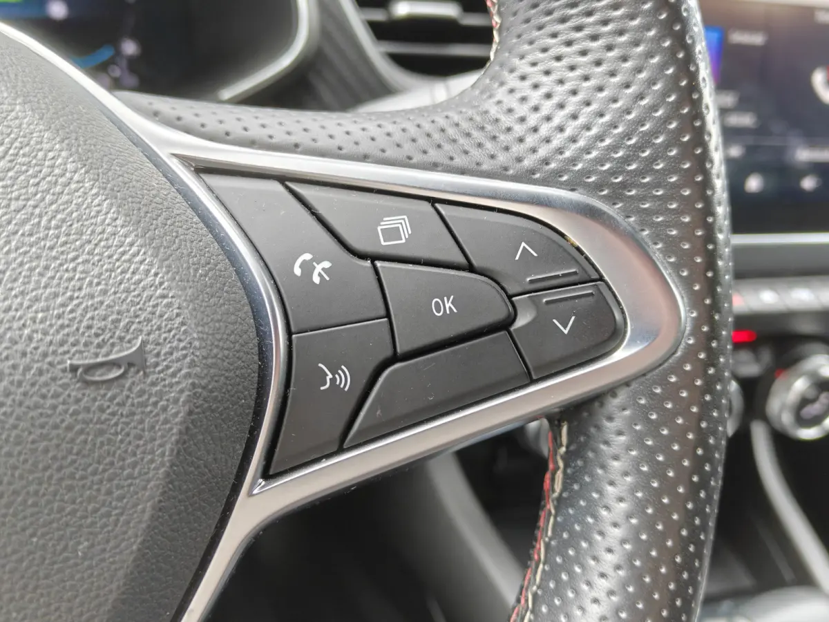 1.6 E-Tech Hybrid 145 R.S. Line / Trekhaak / Carplay / Keyless / Bose / Camera / Verw. V. stoelen & stuur / Leder / LED /