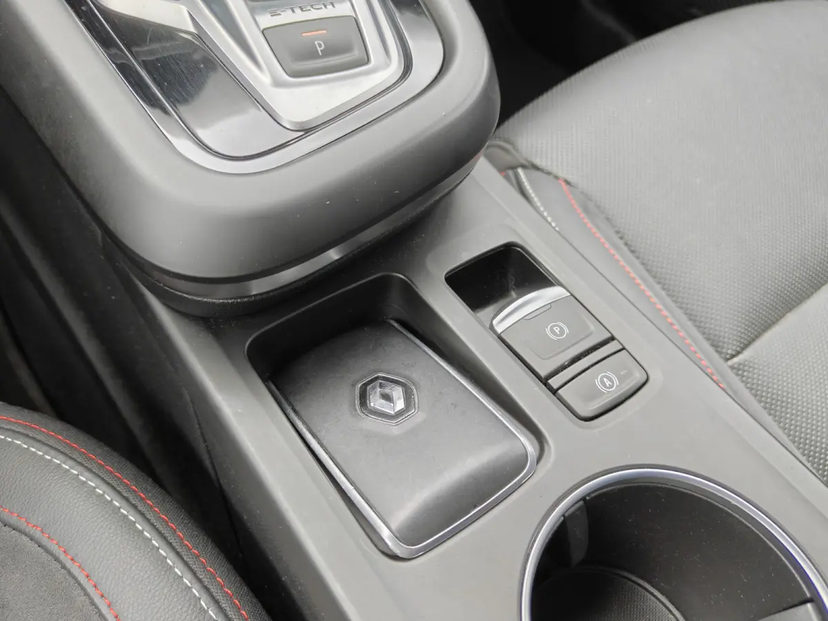 1.6 E-Tech Hybrid 145 R.S. Line / Trekhaak / Carplay / Keyless / Bose / Camera / Verw. V. stoelen & stuur / Leder / LED /