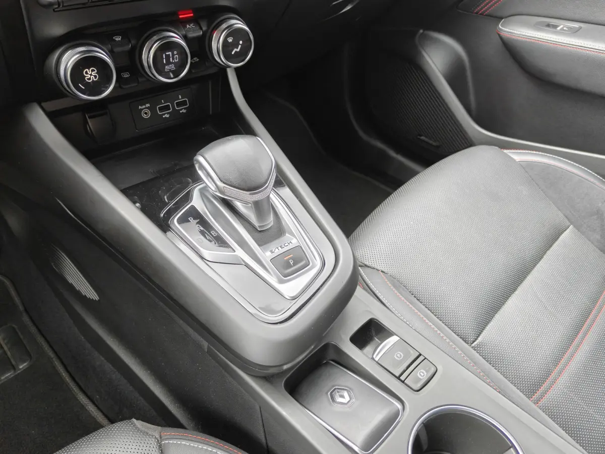 1.6 E-Tech Hybrid 145 R.S. Line / Trekhaak / Carplay / Keyless / Bose / Camera / Verw. V. stoelen & stuur / Leder / LED /