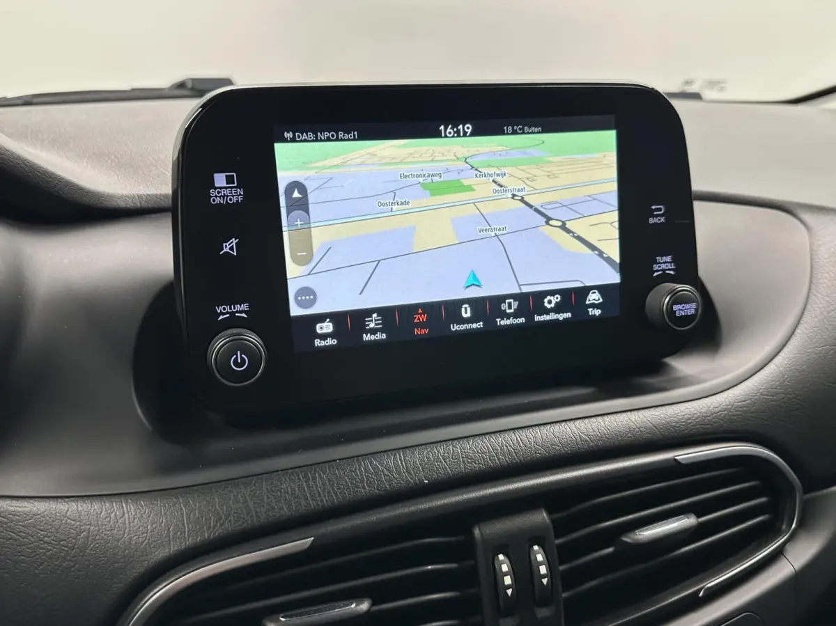 1.0 Life CRUISE CLIMA LM NAVI CARPLAY