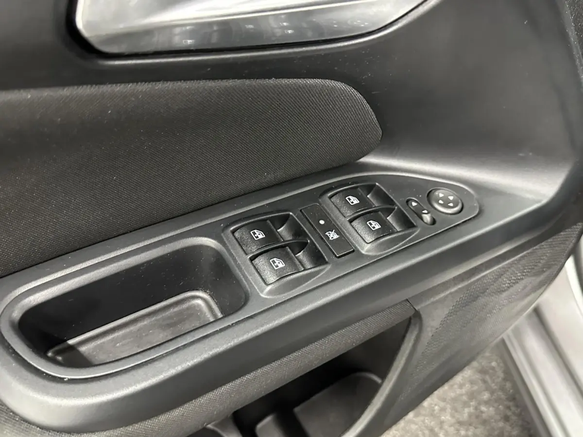 1.0 Life CRUISE CLIMA LM NAVI CARPLAY