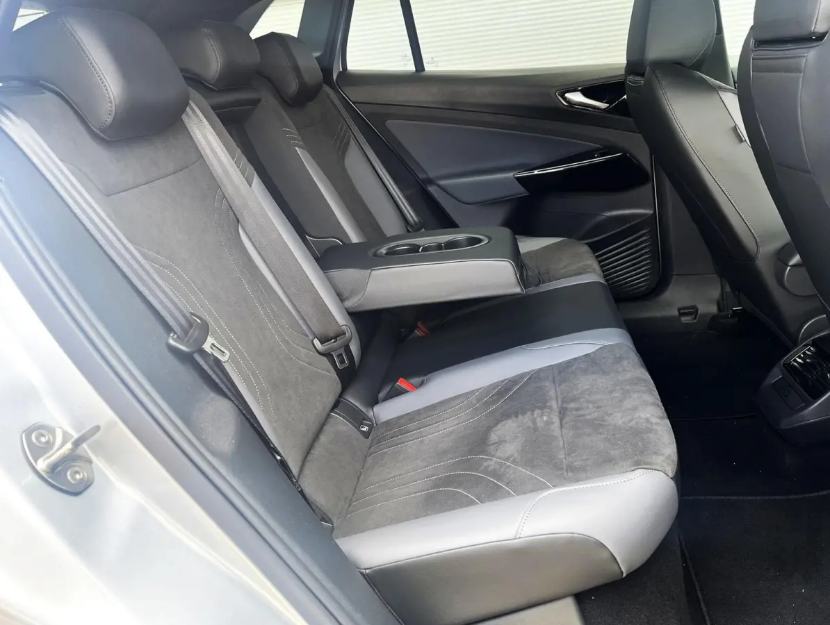 286pk Pro Limited Edition 77 kWh | App Connect | Navigatie | Stoelverwarming