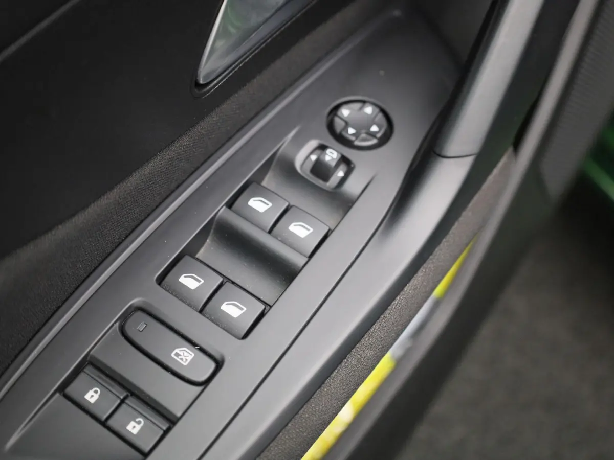 1.6 Plug-in Hybrid 180 Active Pack Business | NAVIGATIE | APPLE CARPLAY - ANDROID AUTO | CLIMATE CONTROL | CRUISE CONTROL | PARKEENSENSOREN ACHTER | LICHTMETALEN VELGEN | LED VERLICHTING | D