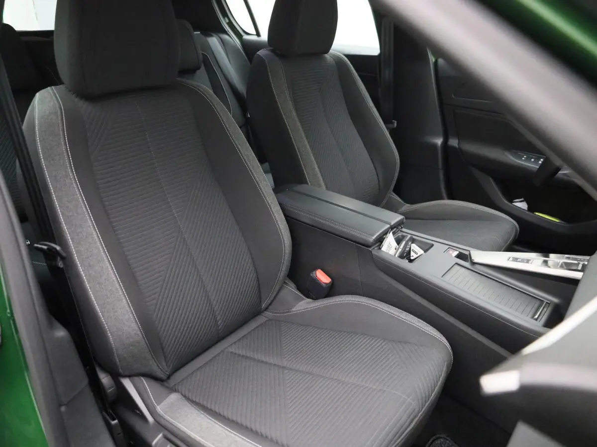 1.6 Plug-in Hybrid 180 Active Pack Business | NAVIGATIE | APPLE CARPLAY - ANDROID AUTO | CLIMATE CONTROL | CRUISE CONTROL | PARKEENSENSOREN ACHTER | LICHTMETALEN VELGEN | LED VERLICHTING | D