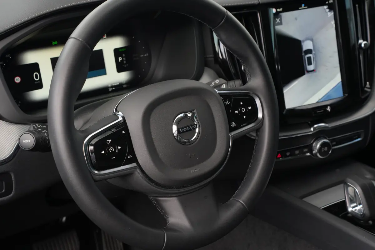 2.0 T6 350pk Plug-in hybrid AWD Ultimate Dark | 360 Camera | Stoelverwarming geheel | Harman/Kardon | Carplay | 21"