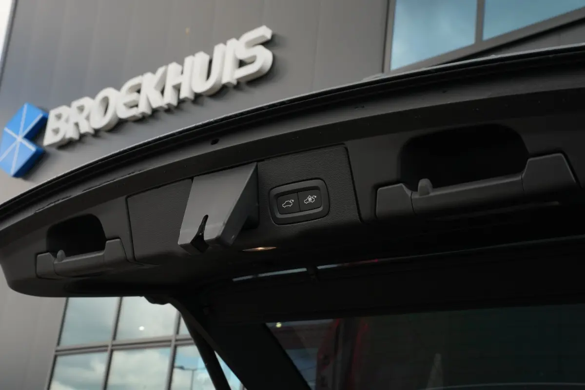 2.0 T6 350pk Plug-in hybrid AWD Ultimate Dark | 360 Camera | Stoelverwarming geheel | Harman/Kardon | Carplay | 21"