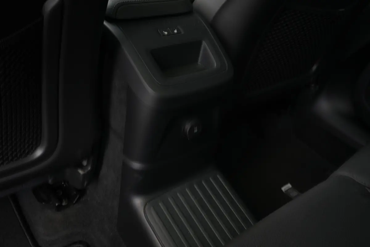 2.0 T6 350pk Plug-in hybrid AWD Ultimate Dark | 360 Camera | Stoelverwarming geheel | Harman/Kardon | Carplay | 21"