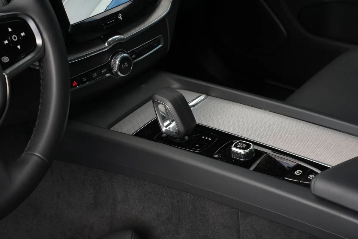 2.0 T6 350pk Plug-in hybrid AWD Ultimate Dark | 360 Camera | Stoelverwarming geheel | Harman/Kardon | Carplay | 21"