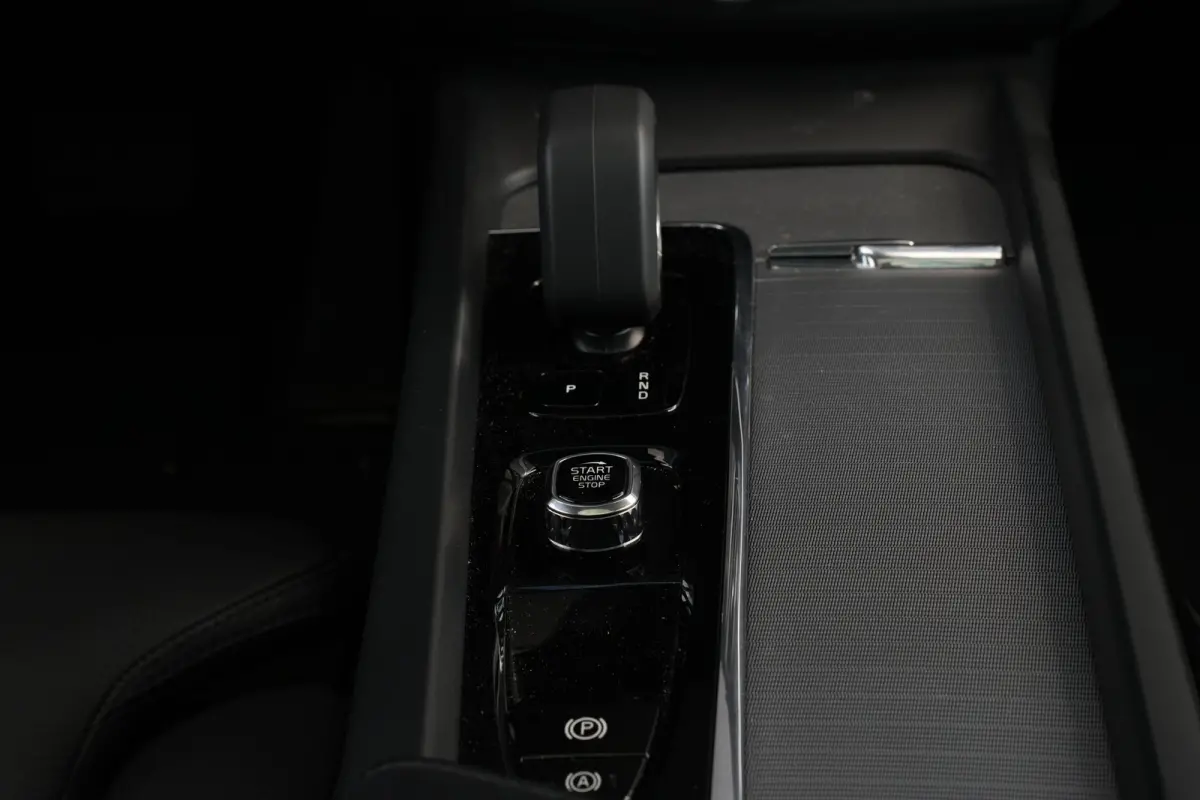 2.0 T6 350pk Plug-in hybrid AWD Ultimate Dark | 360 Camera | Stoelverwarming geheel | Harman/Kardon | Carplay | 21"
