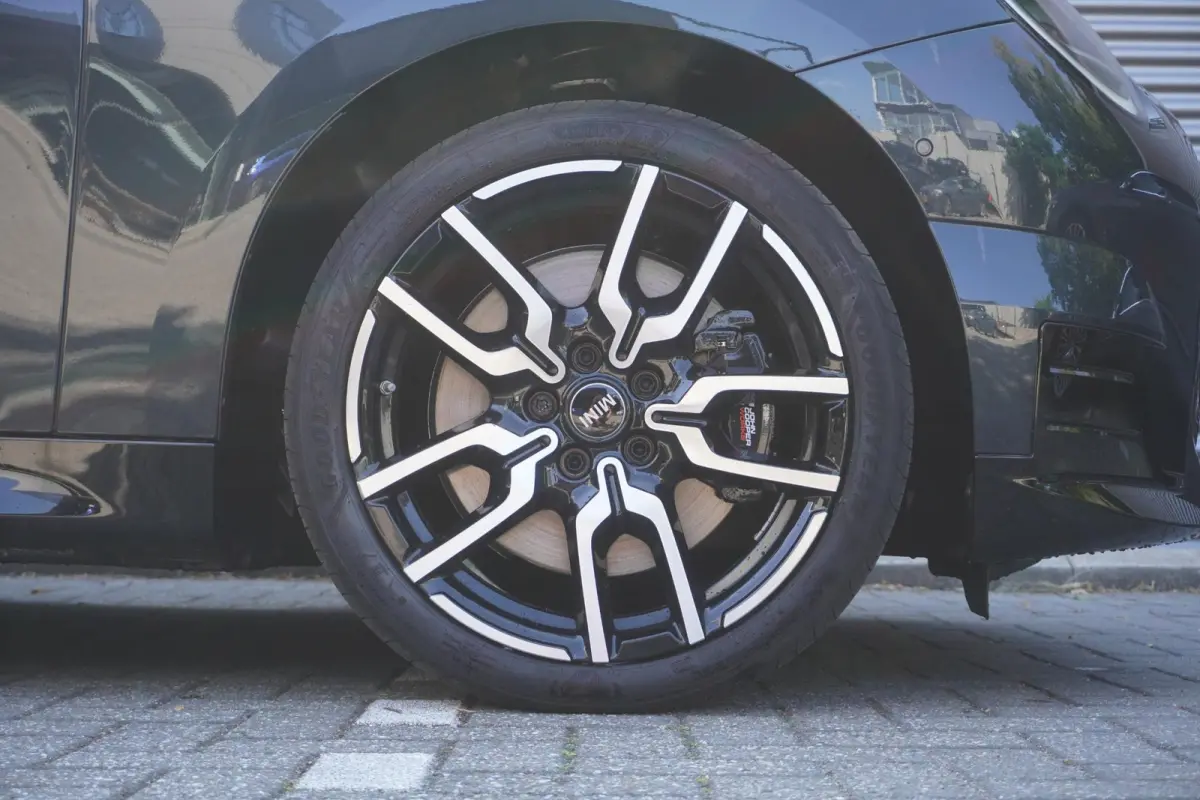 Cooper E | John Cooper Works Uitvoering | Pakket M | Glazen panoramadak | MINI Head-Up Display | Extra getint glas | 18" JCW Lap Spoke 2-tone