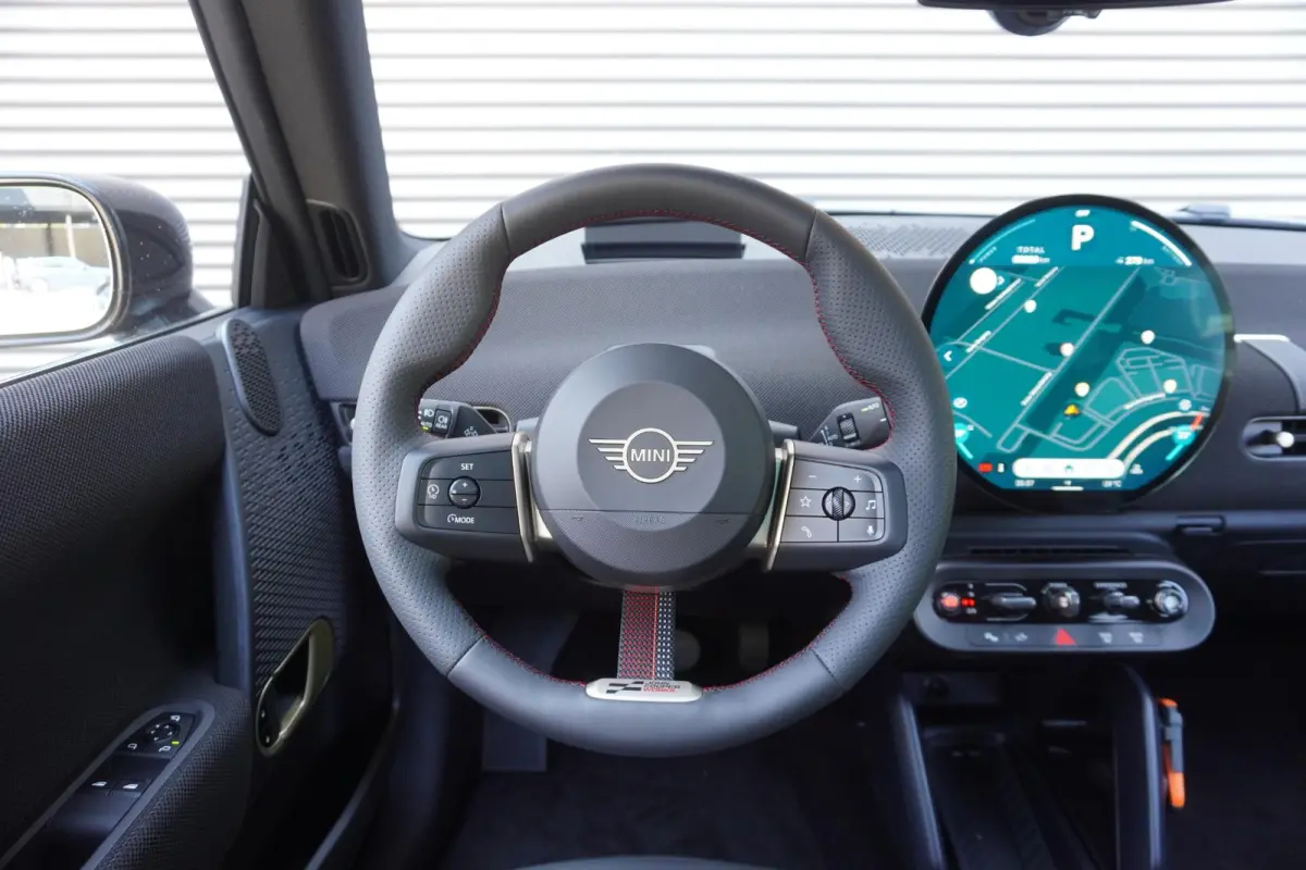 Cooper E | John Cooper Works Uitvoering | Pakket M | Glazen panoramadak | MINI Head-Up Display | Extra getint glas | 18" JCW Lap Spoke 2-tone