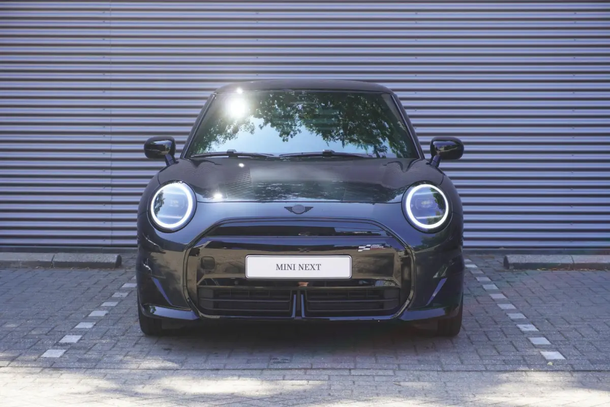 Cooper E | John Cooper Works Uitvoering | Pakket M | Glazen panoramadak | MINI Head-Up Display | Extra getint glas | 18" JCW Lap Spoke 2-tone