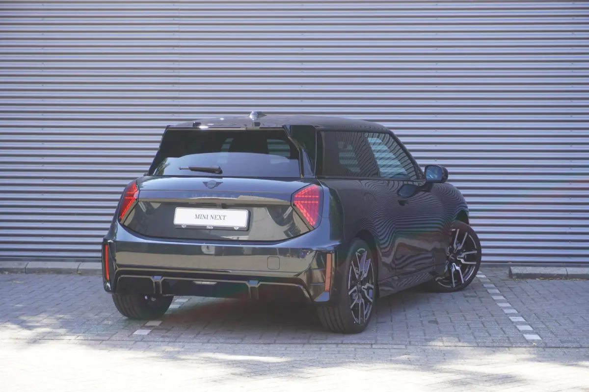 Cooper E | John Cooper Works Uitvoering | Pakket M | Glazen panoramadak | MINI Head-Up Display | Extra getint glas | 18" JCW Lap Spoke 2-tone