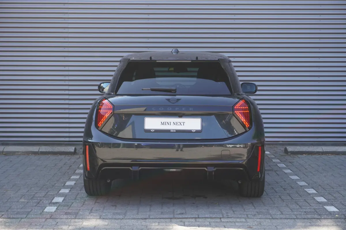 Cooper E | John Cooper Works Uitvoering | Pakket M | Glazen panoramadak | MINI Head-Up Display | Extra getint glas | 18" JCW Lap Spoke 2-tone