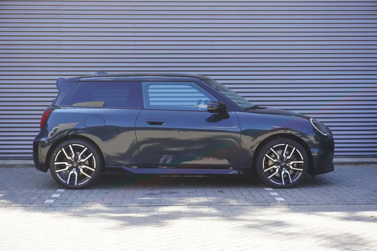 Cooper E | John Cooper Works Uitvoering | Pakket M | Glazen panoramadak | MINI Head-Up Display | Extra getint glas | 18" JCW Lap Spoke 2-tone