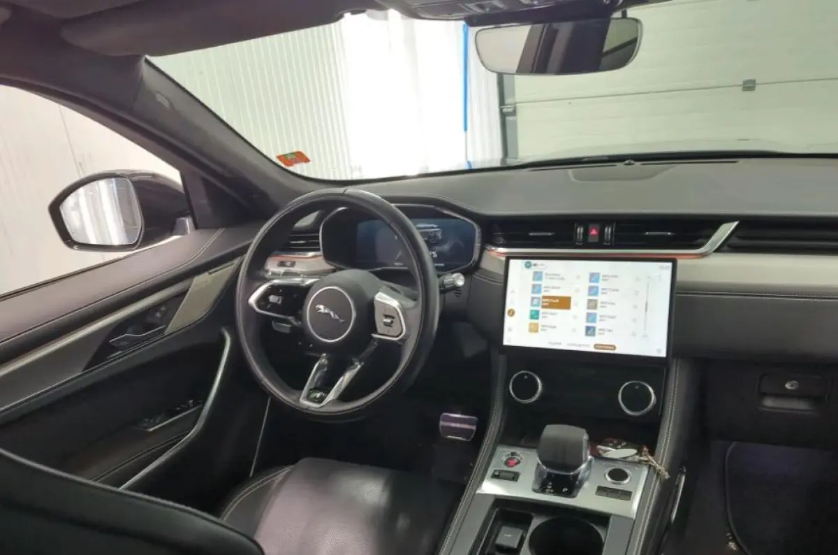 2.0 P400e PHEV AWD. R-Dynamic HSE / Panoramadak / Leder-luxe / Pdc.+Camera / Navigatie / Hot-Cold Climate Pack / Surround Sound system / Apk 03-2027
