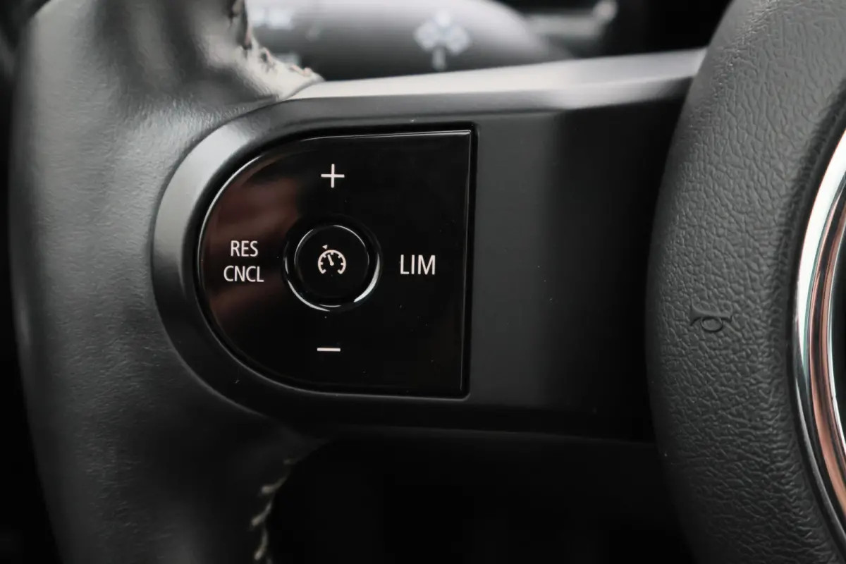 1.5 Cooper Automaat Knights Bridge Edition Leer, Panoramadak, Apple Carplay, Virtual Cockpit, LED, Cruise, Camera, 18''
