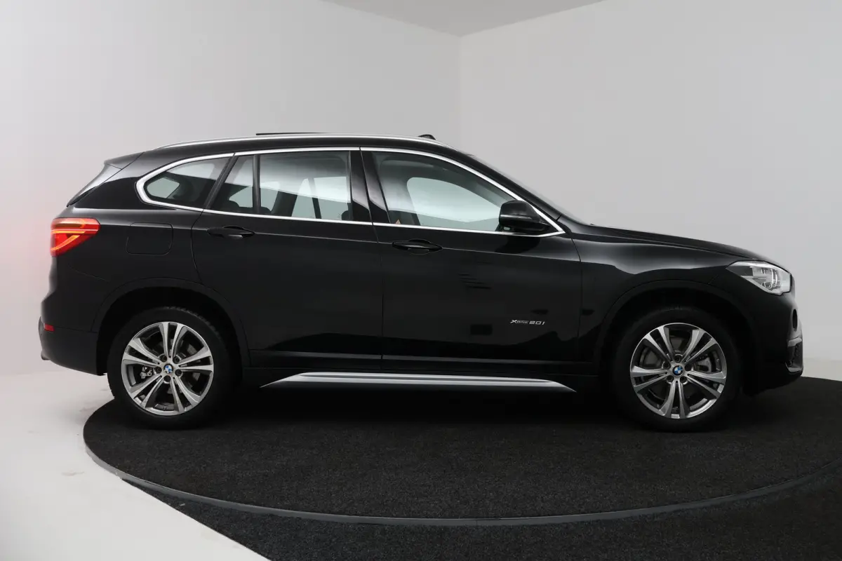 XDrive20i High Executive (PANORAMADAK, CAMERA, TREKHAAK, STOELVERWARMING, DEALER ONDERHOUDEN)